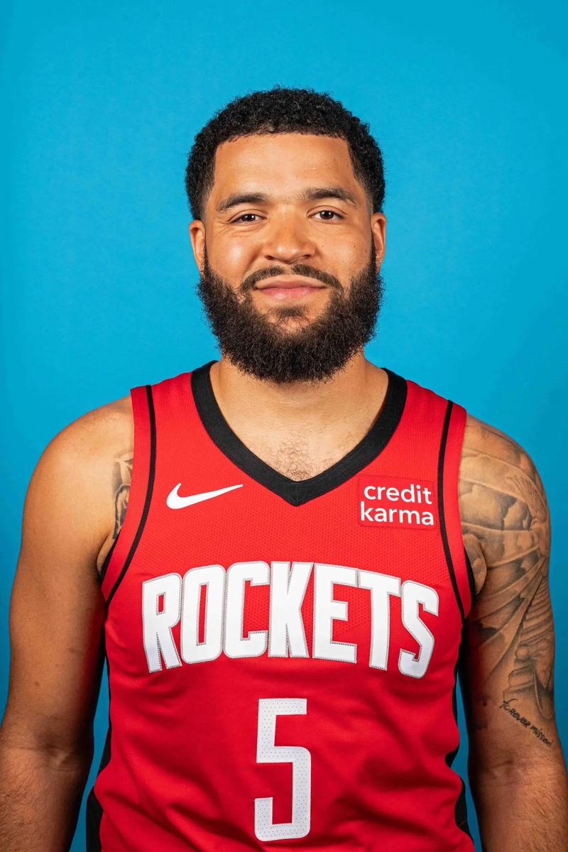 男子用手套自制钓鱼手势浮漂，看到“OK”就表示鱼已咬钩浮漂（手套改造钓鱼手势漂，“OK”一现即中鱼）