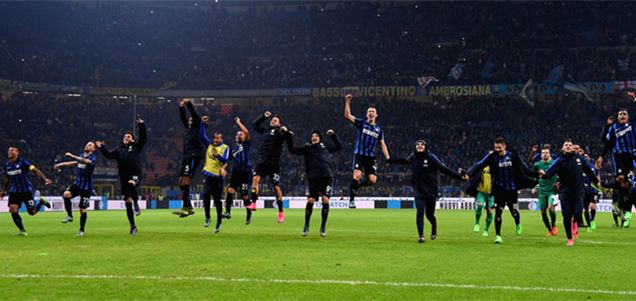 阿斯顿维拉在埃梅里带领下强势冲击英超争冠，与阿森纳激烈争夺榜首。（埃梅里率维拉强势冲冠，与阿森纳鏖战英超榜首）