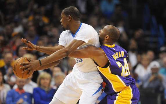 西甲半场：亚当斯门前造险，瓦伦西亚暂0-0塞维利亚（西甲半场：亚当斯制造门前险情，瓦伦西亚暂与塞维利亚0-0）