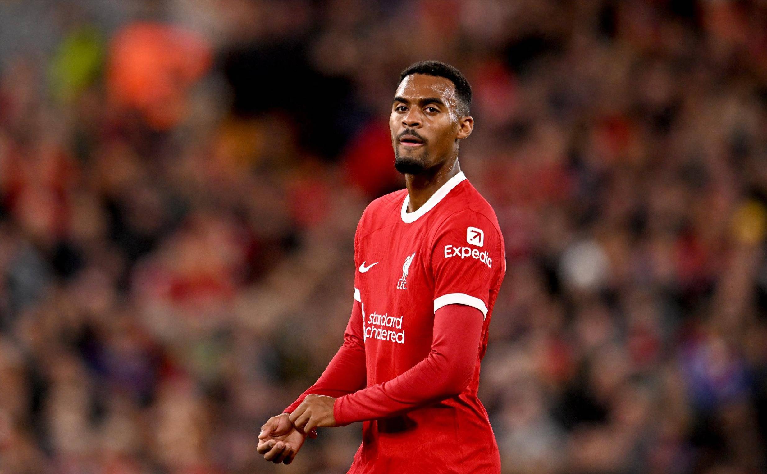 阿隆索帅位最新动态：皇马主帅在迎战毕尔巴鄂前面临极其困难局面（阿隆索执教前景更新：皇马主帅战毕尔巴鄂前遭遇严峻考验）