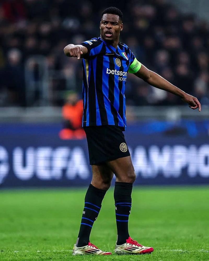 埃梅里上任后维拉5次英超对切尔西赢3场，与上任前20场持平（埃梅里执教后维拉英超对切尔西5战3胜，追平上任前20战胜场）