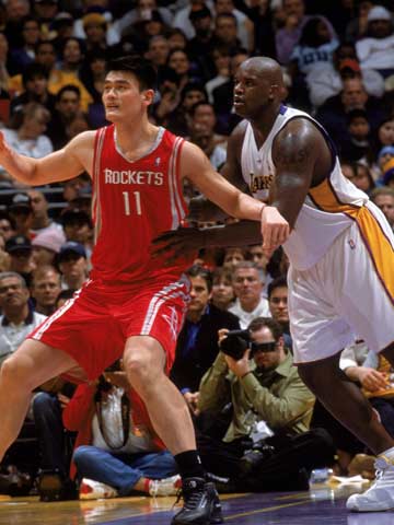 意甲球员在第12轮比赛中涂上红色面彩，向针对女性的暴力说不（意甲第12轮：球员以红色面彩呼吁制止针对女性的暴力）