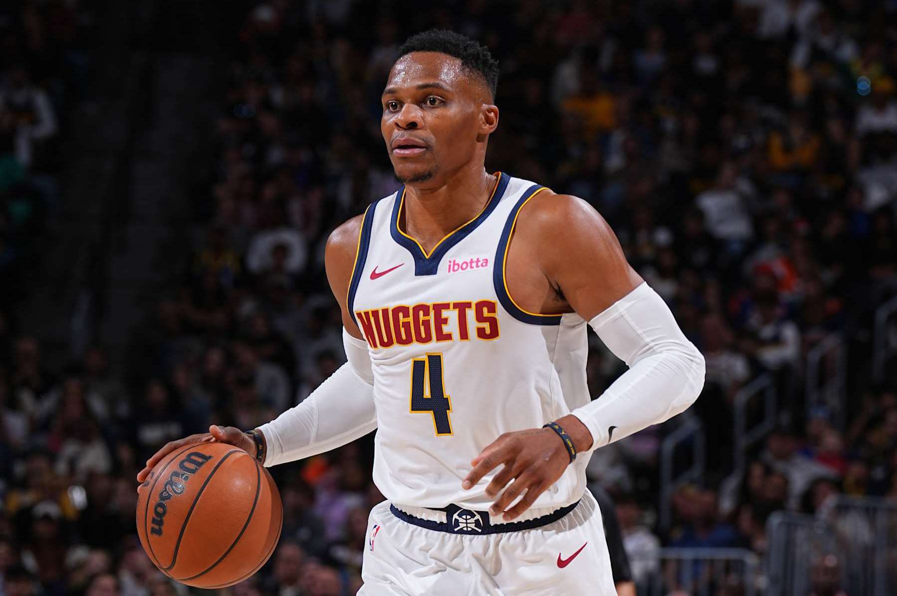 伊涅斯塔：亚马尔才18岁必须继续提高；我正在考取教练执照（伊涅斯塔：18岁的亚马尔仍需不断进步；我正攻读教练资格证）