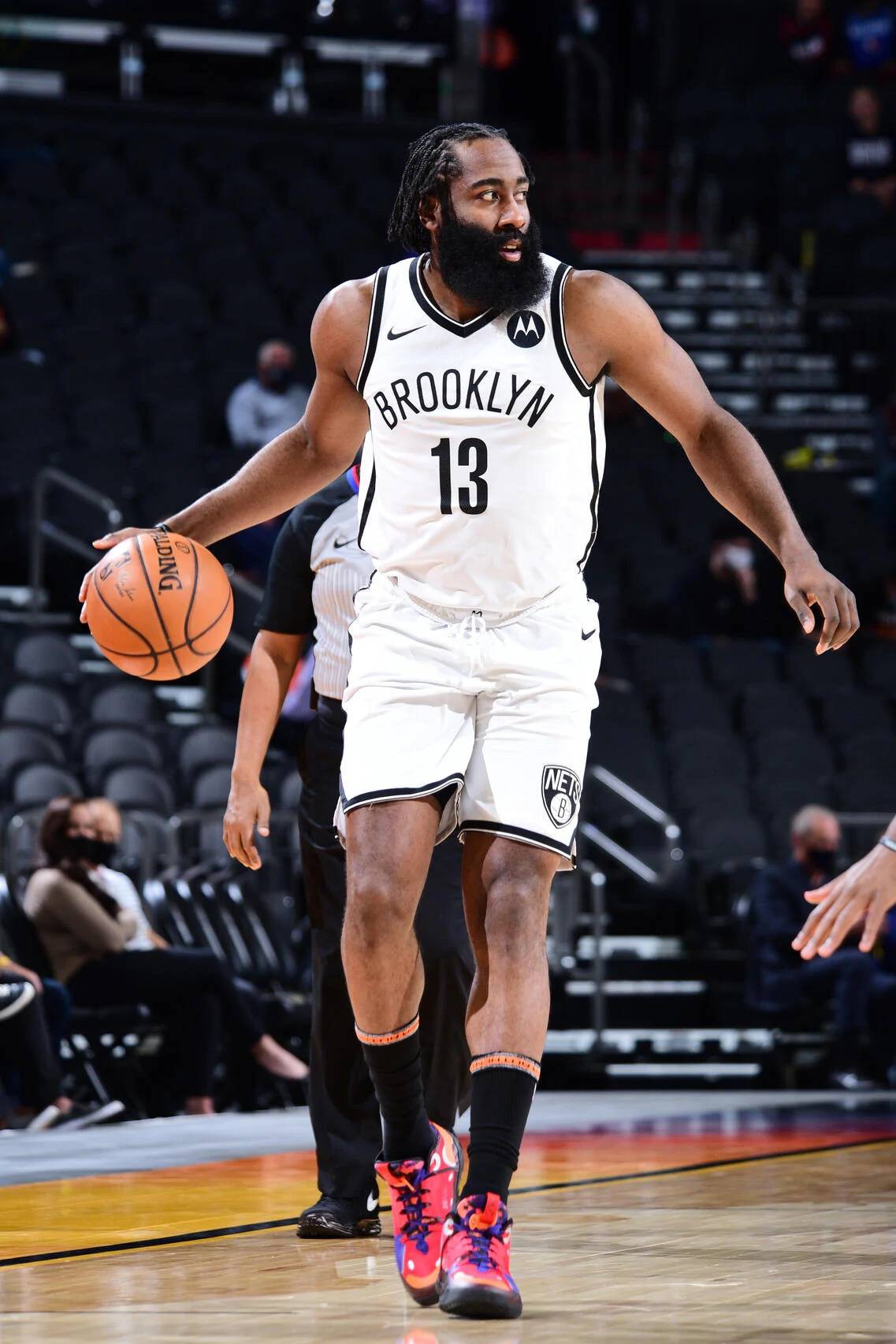 浙BA赛场热血对决场外市集逛吃两不误（浙BA激战正酣，场外市集逛吃不停）