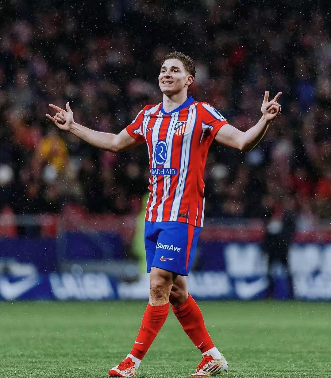 阿斯：巴萨本赛季球场外事务增多，弗里克比上赛季更加情绪化（阿斯报：巴萨本季场外风波增多，弗里克较上赛季更显情绪化）