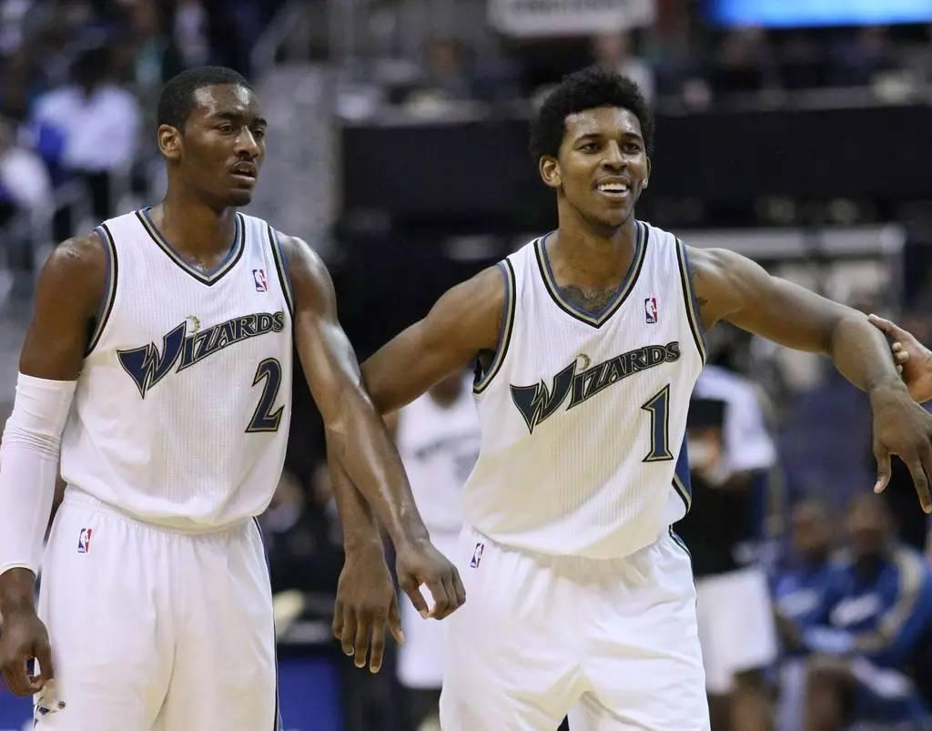 文班本赛季出战12场马刺8胜4负，缺席12场马刺9胜3负（文班在与不在：出战12场8胜4负，缺席12场马刺9胜3负）