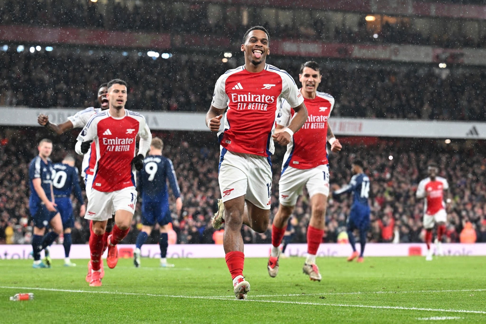 马竞3-1莱万特，格列兹曼替补双响，德拉富恩特乌龙（马竞3-1力克莱万特：格列兹曼替补梅开二度，德拉富恩特自摆乌龙）