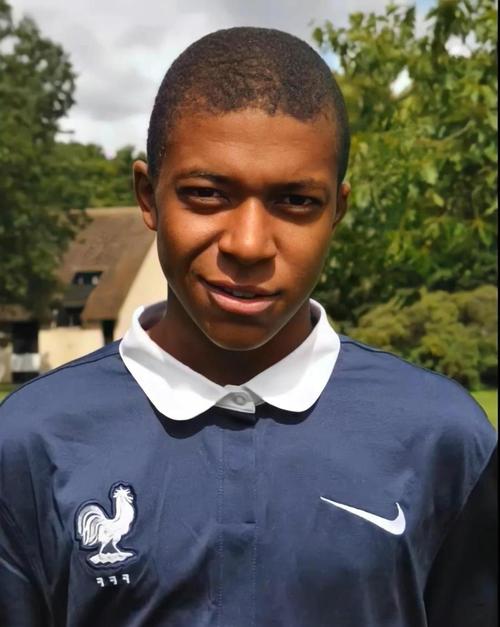 从替补到主力，他靠努力逆袭（他凭努力从替补跃升为主力）